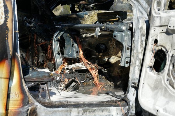 Skoda spłonęła całkowicie. Kierowca poszkodowany