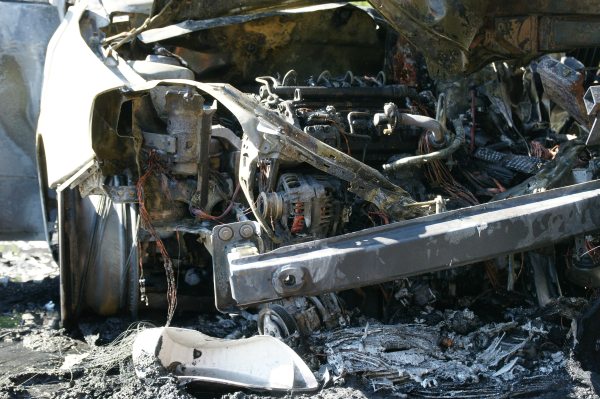 Skoda spłonęła całkowicie. Kierowca poszkodowany
