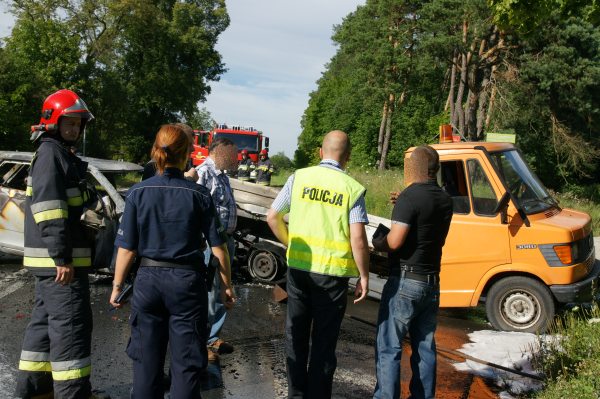 Skoda spłonęła całkowicie. Kierowca poszkodowany