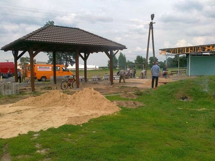 Kostka przy boisku VICTORII