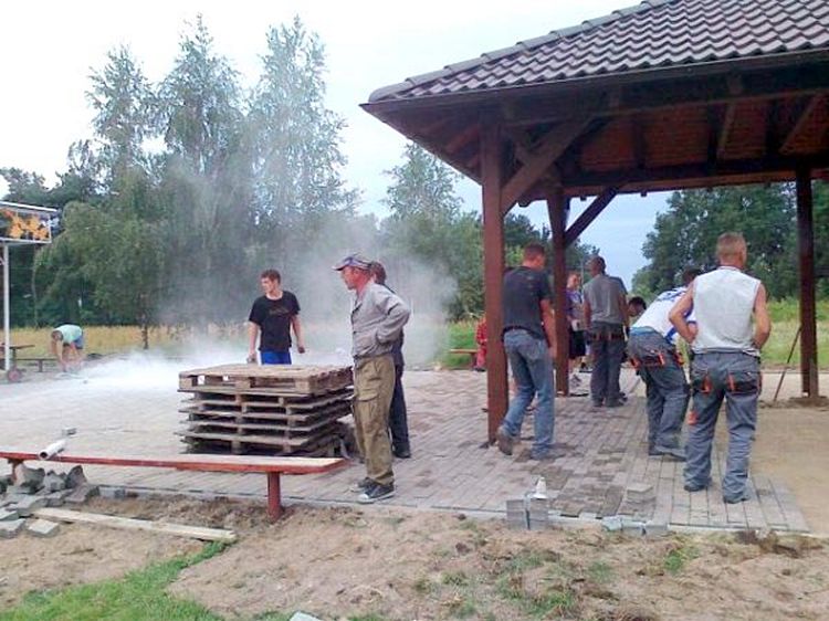 Kostka przy boisku VICTORII