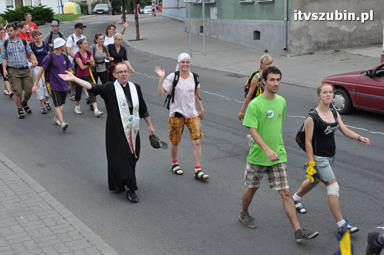 Pielgrzymi z Kościerzyny idący na Jasną Górę nocowali w Szubinie