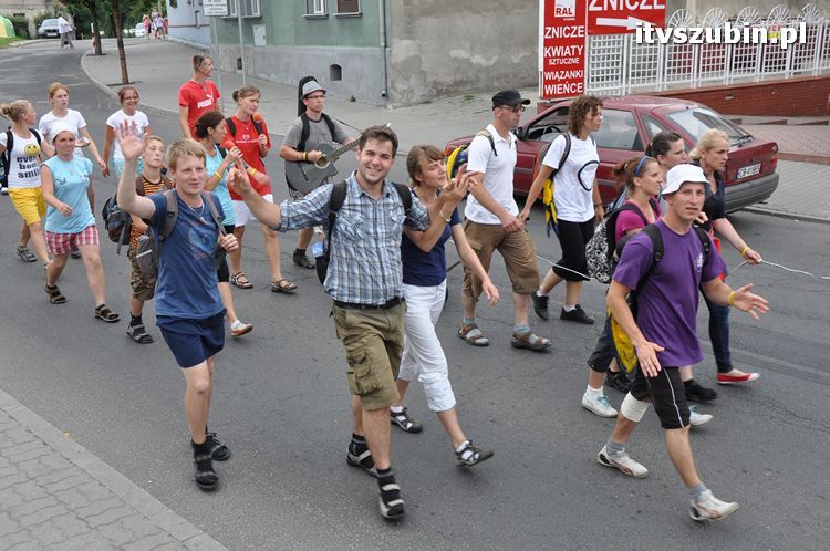 Pielgrzymi z Kościerzyny idący na Jasną Górę nocowali w Szubinie