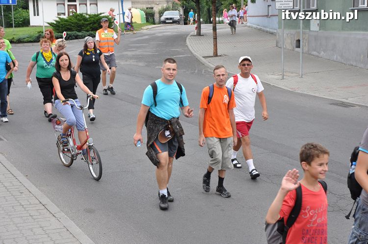 Pielgrzymi z Kościerzyny idący na Jasną Górę nocowali w Szubinie