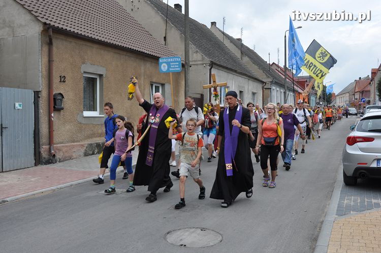 Pielgrzymi z Kościerzyny idący na Jasną Górę nocowali w Szubinie