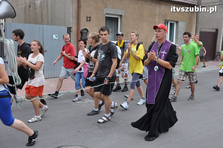 Pielgrzymi z Kościerzyny idący na Jasną Górę nocowali w Szubinie
