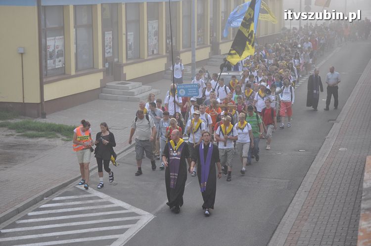 Pielgrzymi z Kościerzyny idący na Jasną Górę nocowali w Szubinie