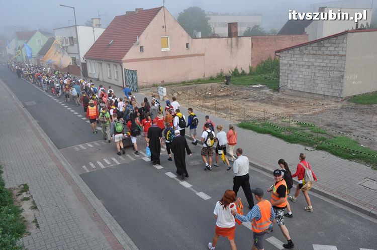 Pielgrzymi z Kościerzyny idący na Jasną Górę nocowali w Szubinie