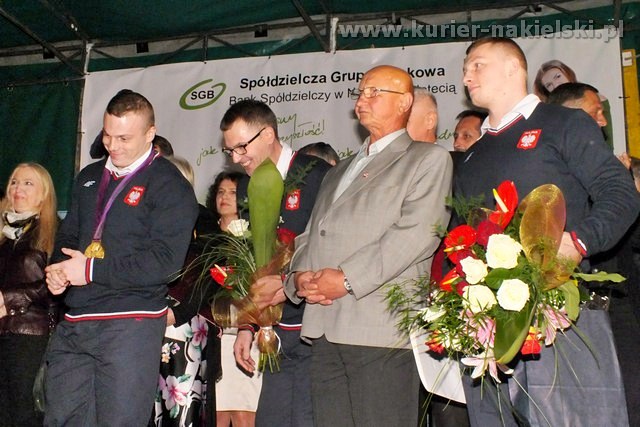 Adrian i Tomasz Zielińscy są już w Mroczy. Owacyjne powitanie