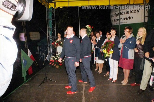 Adrian i Tomasz Zielińscy są już w Mroczy. Owacyjne powitanie