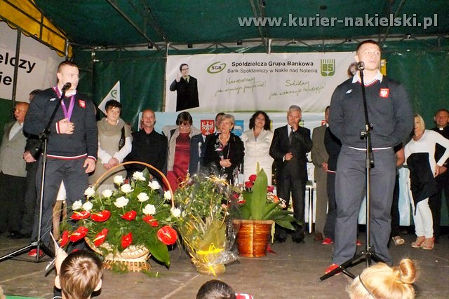 Adrian i Tomasz Zielińscy są już w Mroczy. Owacyjne powitanie