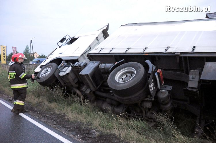 Zdarzenie drogowe z udziałem Tira w Kowalewie