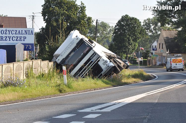 Zdarzenie drogowe z udziałem Tira w Kowalewie