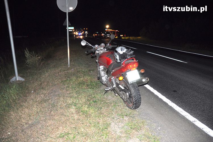 Niegroźne zdarzenie drogowe z udziałem motocyklisty