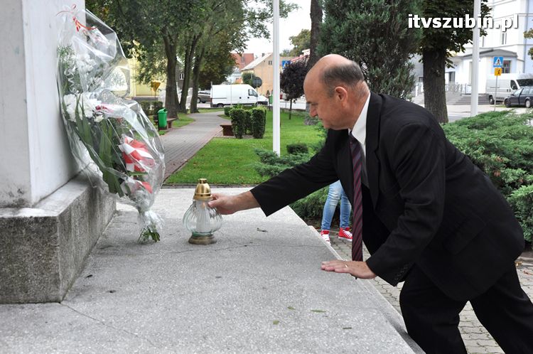73. rocznica wybuchu II Wojny Światowej upamiętniona wiązankami kwiatów