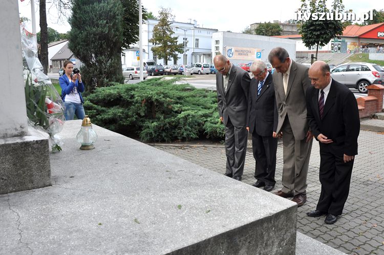 73. rocznica wybuchu II Wojny Światowej upamiętniona wiązankami kwiatów