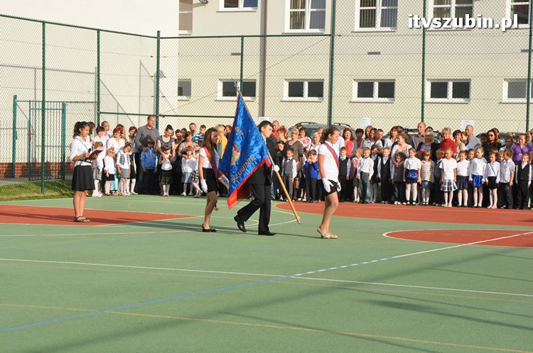Uczniowie i nauczyciele na start