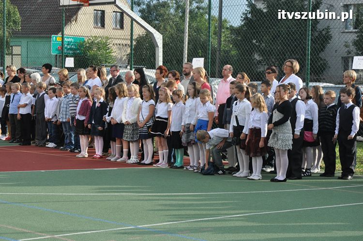 Uczniowie i nauczyciele na start