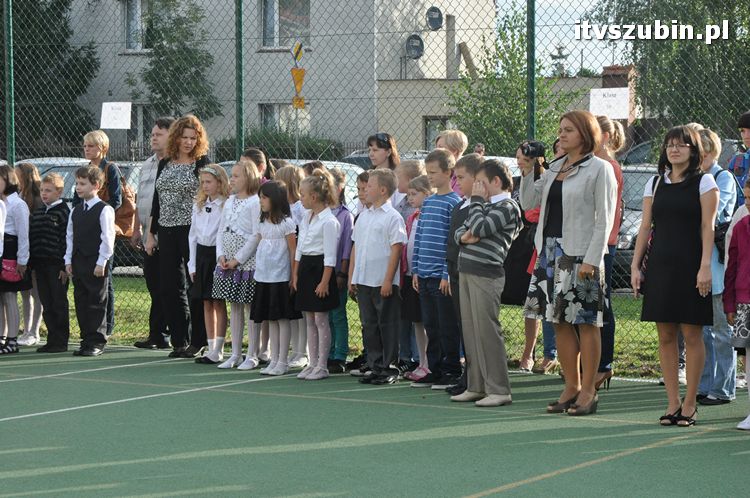 Uczniowie i nauczyciele na start