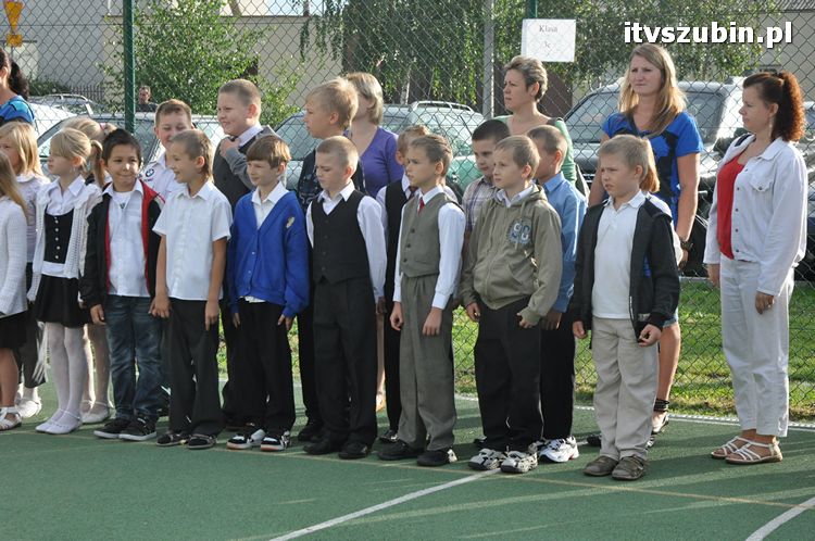 Uczniowie i nauczyciele na start