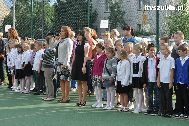 Uczniowie i nauczyciele na start