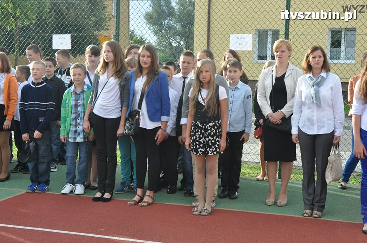 Uczniowie i nauczyciele na start