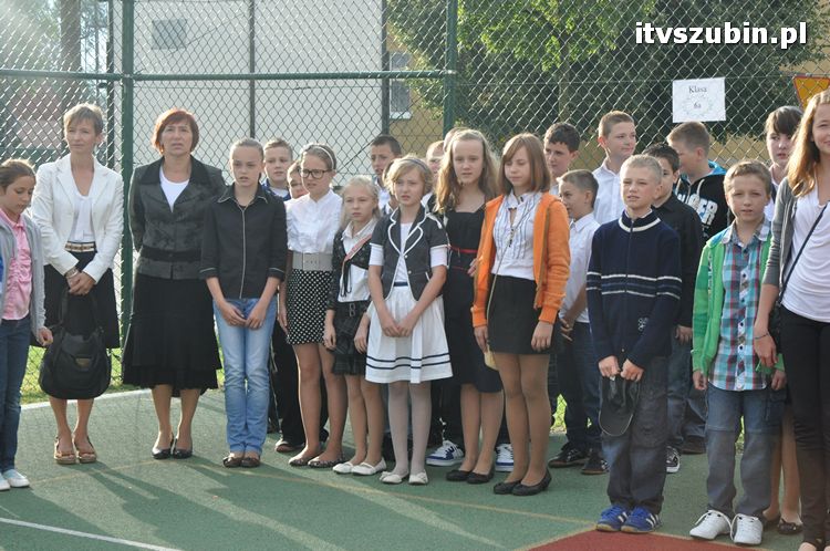 Uczniowie i nauczyciele na start