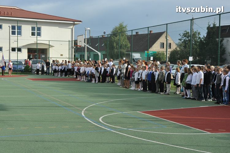 Uczniowie i nauczyciele na start