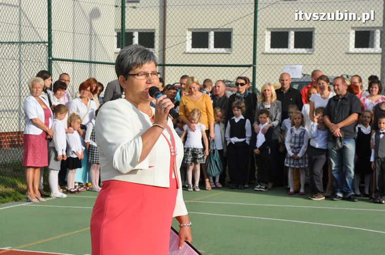 Uczniowie i nauczyciele na start
