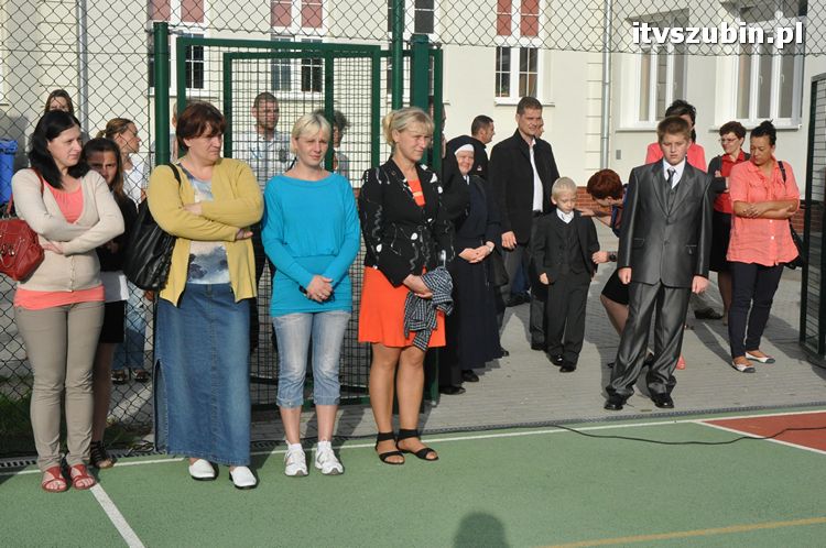 Uczniowie i nauczyciele na start