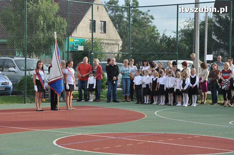 Uczniowie i nauczyciele na start