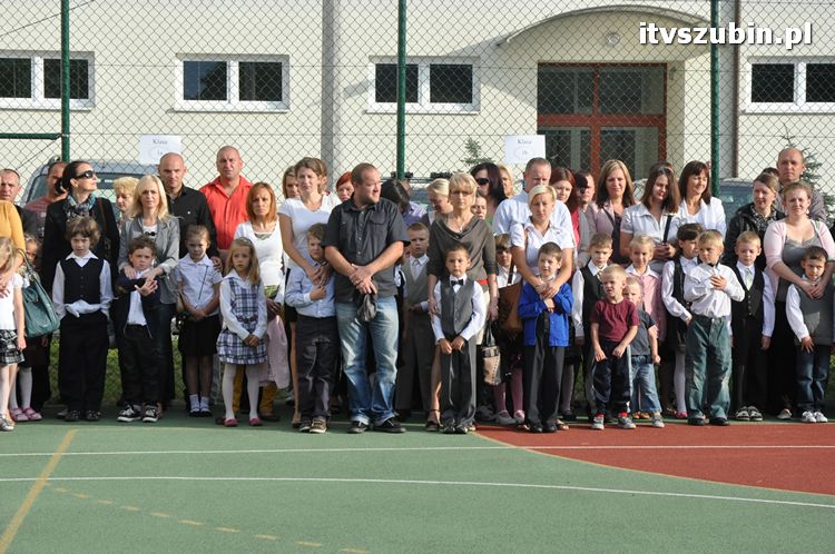 Uczniowie i nauczyciele na start
