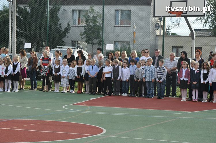 Uczniowie i nauczyciele na start