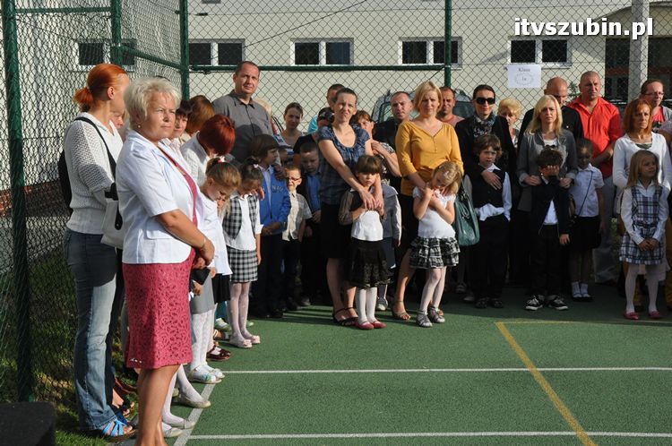 Uczniowie i nauczyciele na start