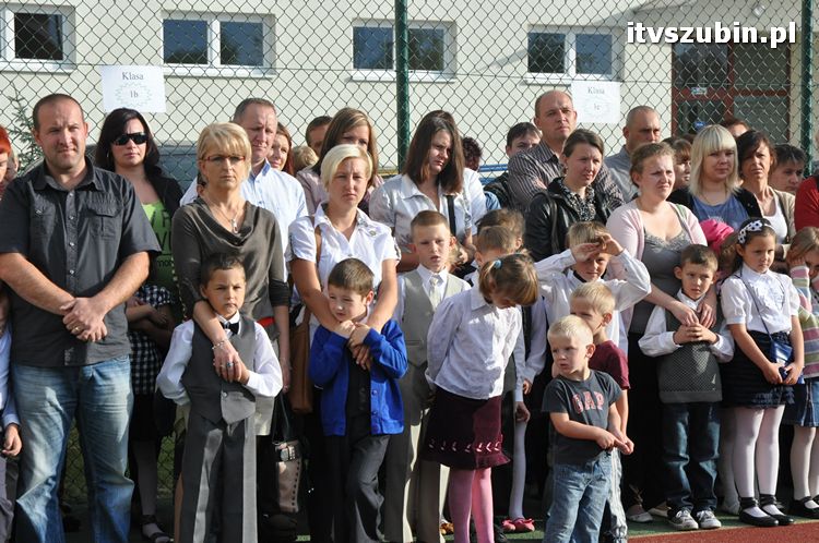 Uczniowie i nauczyciele na start