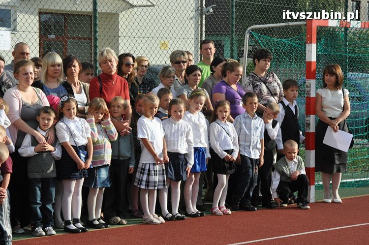 Uczniowie i nauczyciele na start