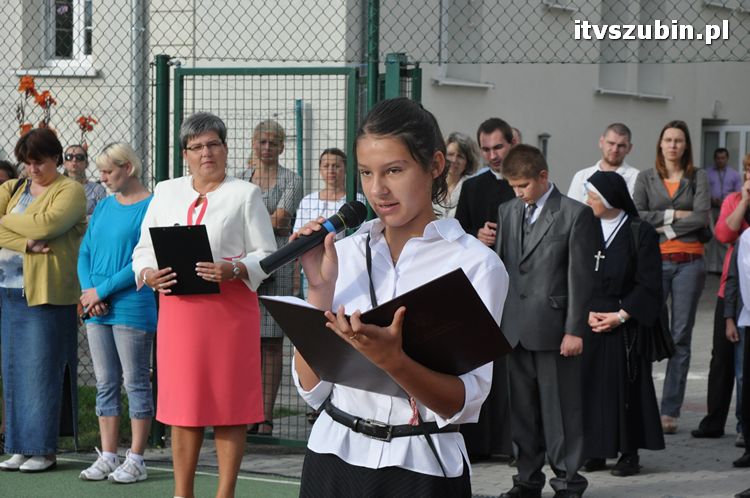 Uczniowie i nauczyciele na start