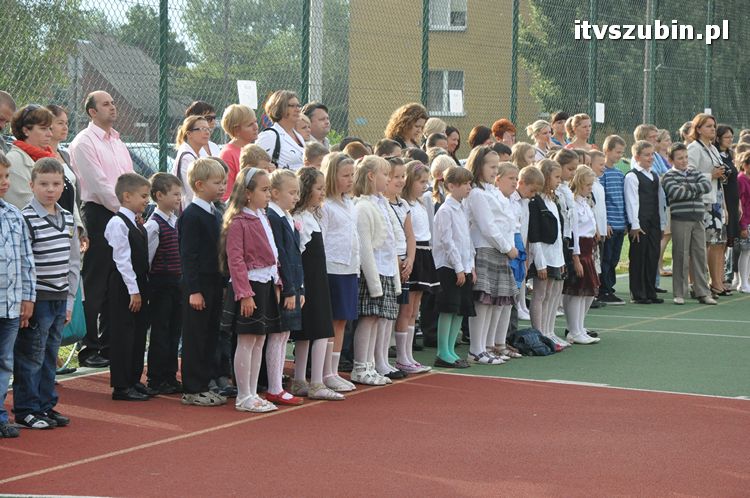 Uczniowie i nauczyciele na start