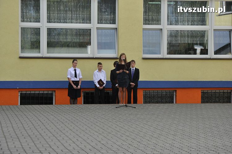 Uczniowie i nauczyciele na start