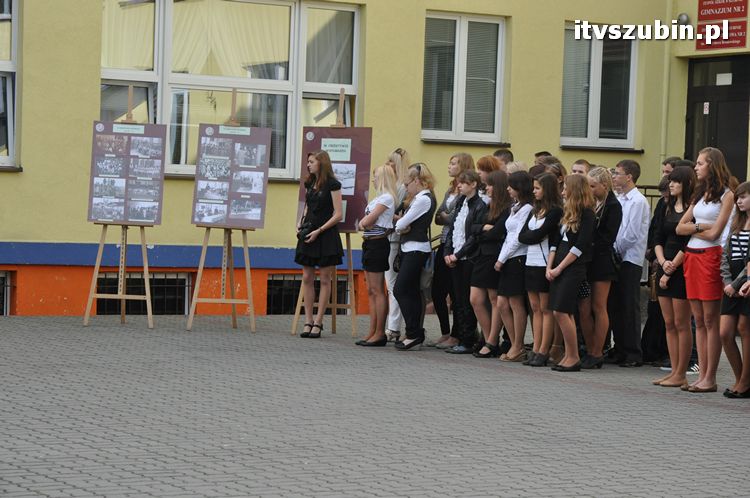 Uczniowie i nauczyciele na start