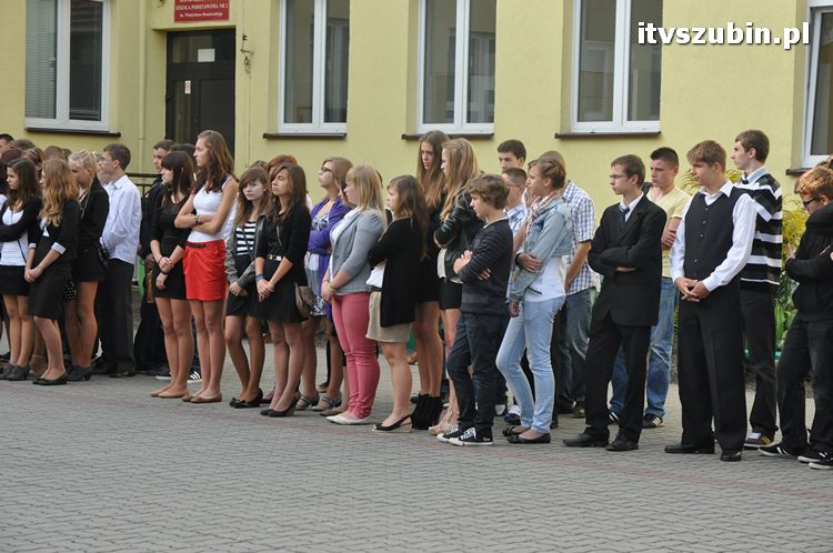 Uczniowie i nauczyciele na start