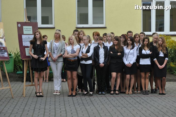 Uczniowie i nauczyciele na start