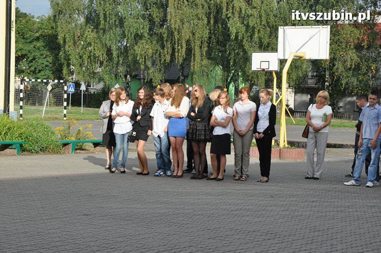 Uczniowie i nauczyciele na start