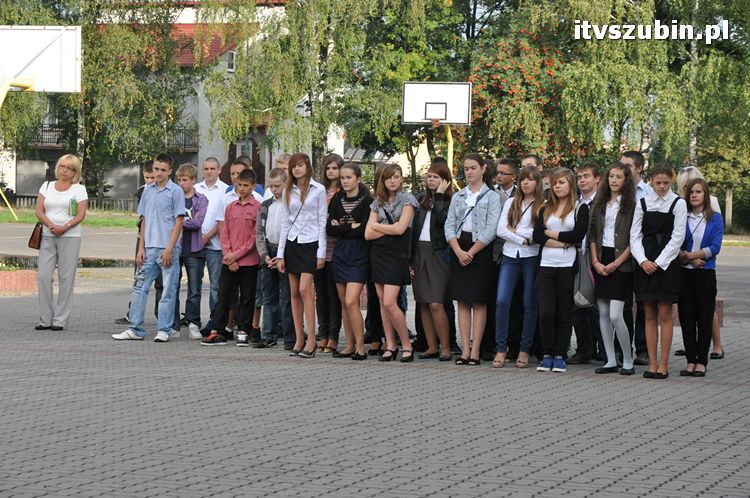 Uczniowie i nauczyciele na start