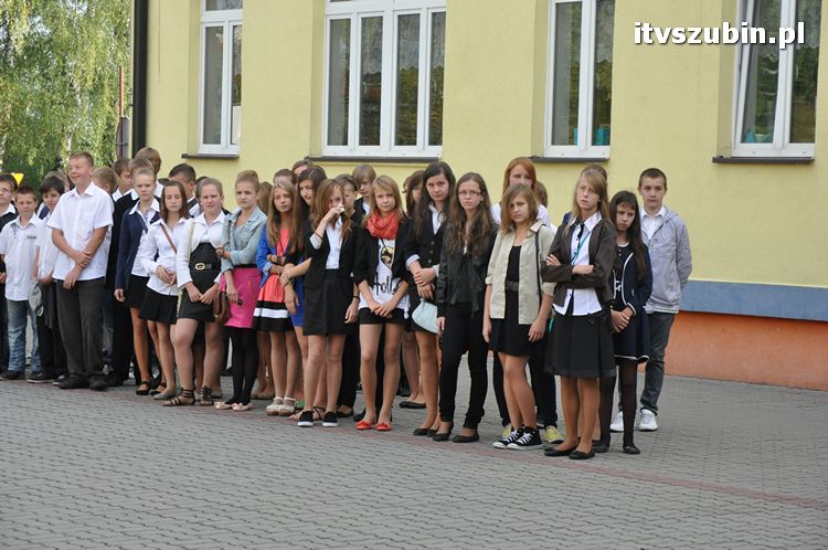 Uczniowie i nauczyciele na start