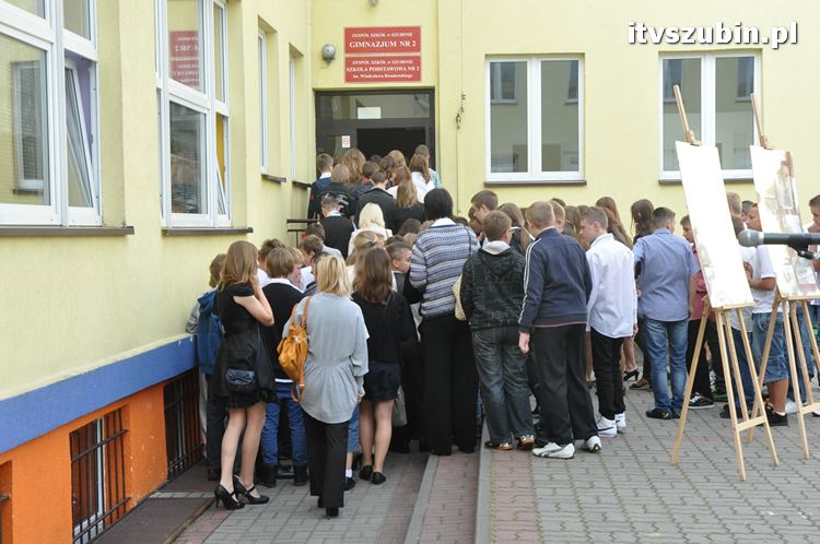 Uczniowie i nauczyciele na start
