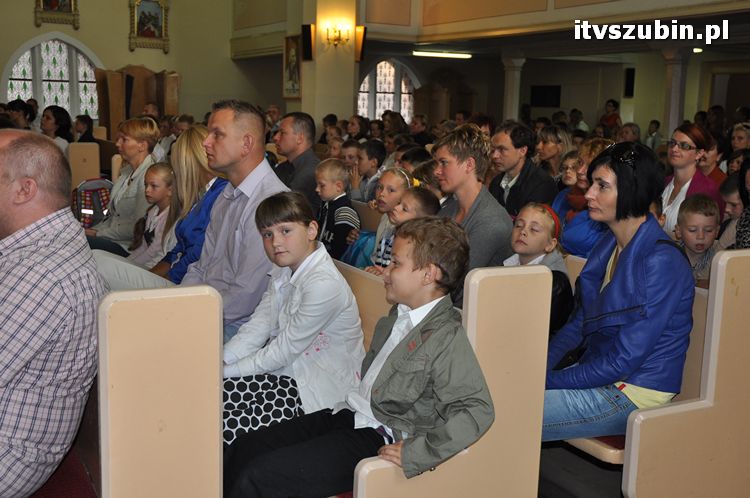 Uczniowie i nauczyciele na start