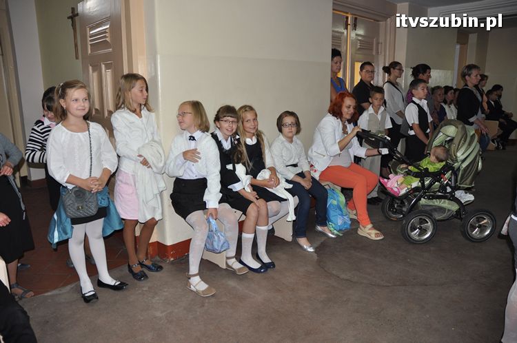 Uczniowie i nauczyciele na start