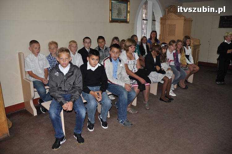 Uczniowie i nauczyciele na start