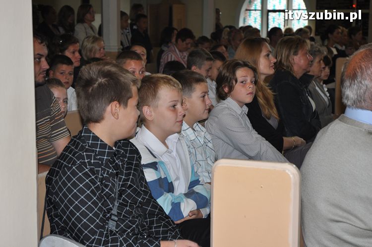 Uczniowie i nauczyciele na start